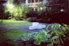 Installation im Vorhof des Kreishaus Mettmann, 2004</br>weißkristalline Marmorblöcke, Kürbispflanzen in einem Hochbeet </br> 2,25m x 1,10m x 0,64m, 25qm Beetfläche
