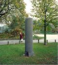 Säule Bildhauer-Symposium Nettetal-Hinsbeck 1997</br>Standort: Marktplatz Nettetal-Kaldenkirchen</br>Plaidter Basaltlava, Höhe 3m, Tiefe 0.6m